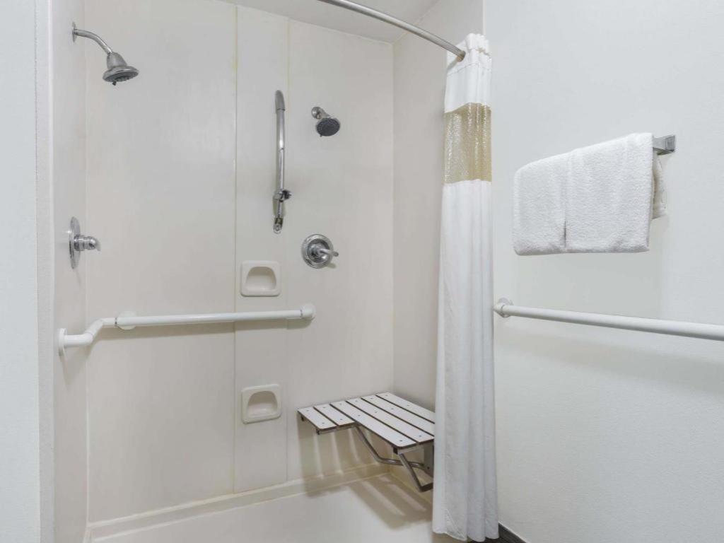 รามาดา บาย วินด์แฮม กรีนส์โบโร Hotel ภายนอก รูปภาพ